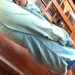 FREE PEOPLE DISTRESSED JEAN SHIRT🦋